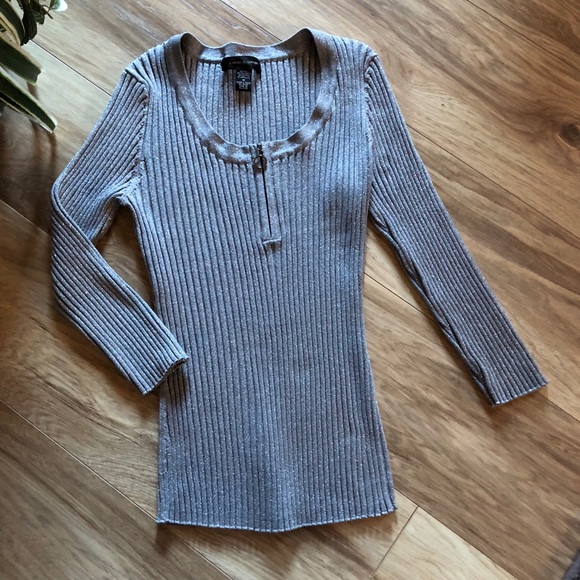 Gorgeous flattering Sweater-Gray w/ silver  🍁 - Picture 1 of 6